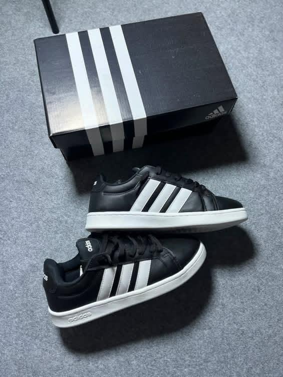 Tênis Adidas três listras preto